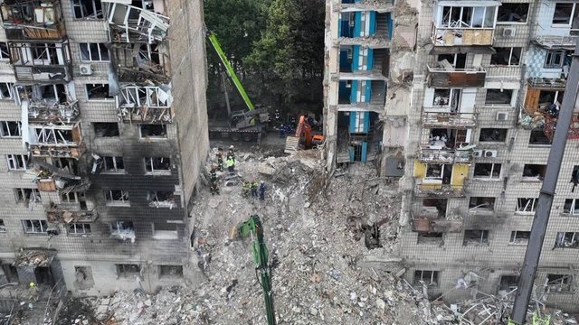 В поврежденном из-за российской атаки доме на Соломенке упал пролет на лестнице &#8212; КГГА