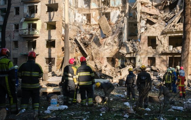 В Киеве возросло число жертв ночного удара россиян: под завалами ищут ребенка