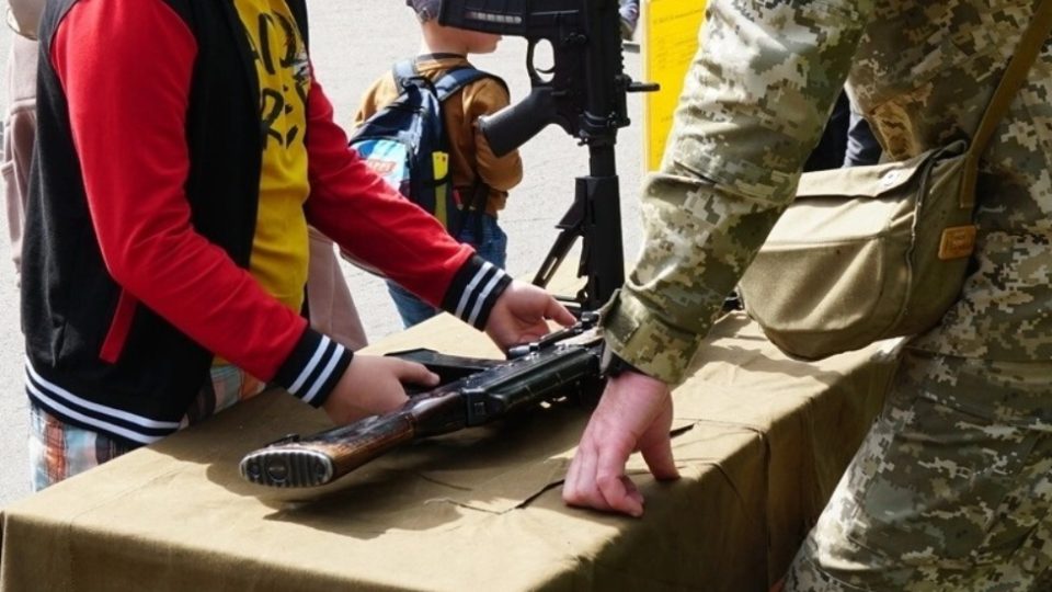 МОН Украины включило в школьный курс обучения тренажеры для реанимации и бронежилеты