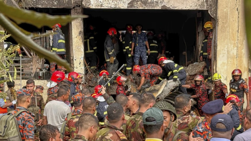 В Бангладеш военный самолет разбился во дворе школы: не менее 13 пострадавших