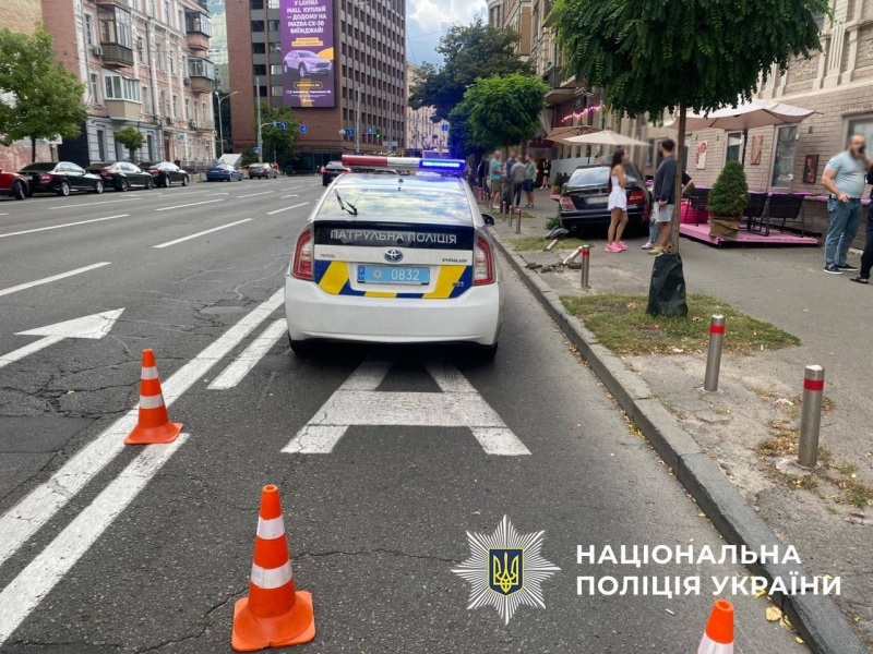В Киеве авто &#171;Мерседес&#187; с женщиной за рулем снесло летнюю террасу с людьми: что известно