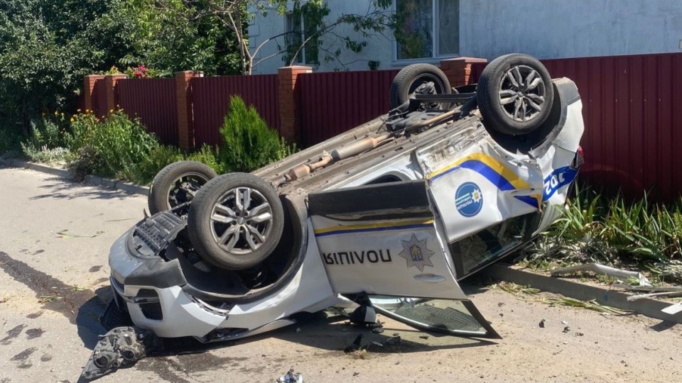 В Киевской области в ходе ДТП легковушка столкнулась со служебным авто: пострадали полицейские, авто перевернулось на крышу