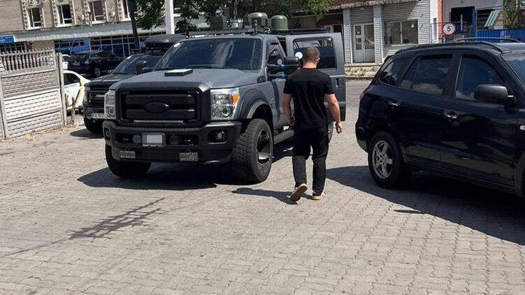 Под Днепром организаторы нелегальных колл-центров ездили на автомобилях с РЭБ