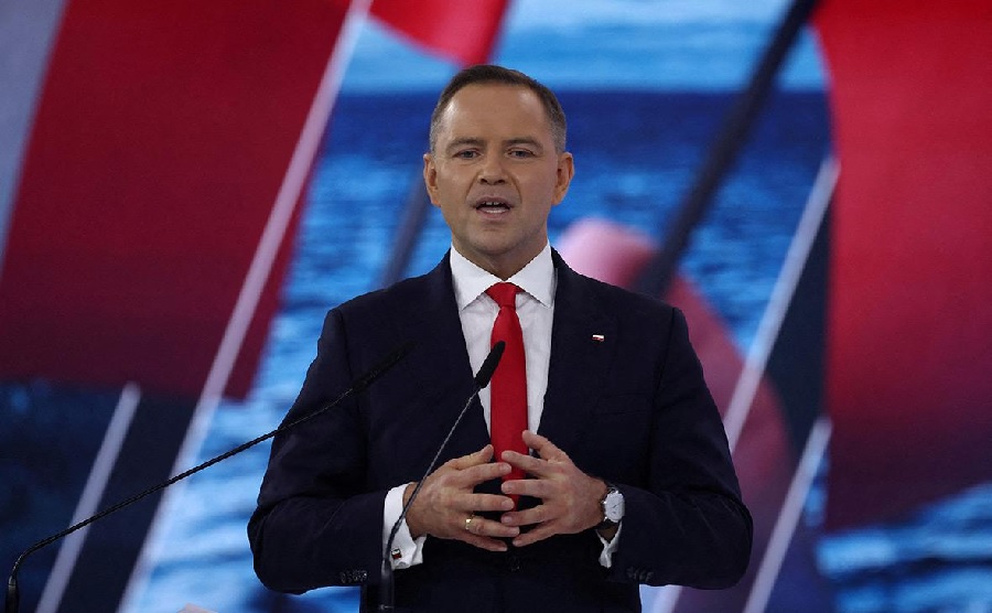 «До встречи, Кароль»: президент Польши получил пост с фотографией пистолета