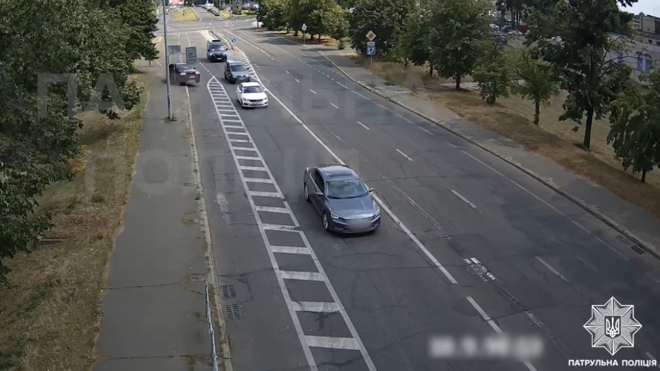 В Киеве водитель BMW, лишенный водительского удостоверения 10 лет назад, устроил ДТП 