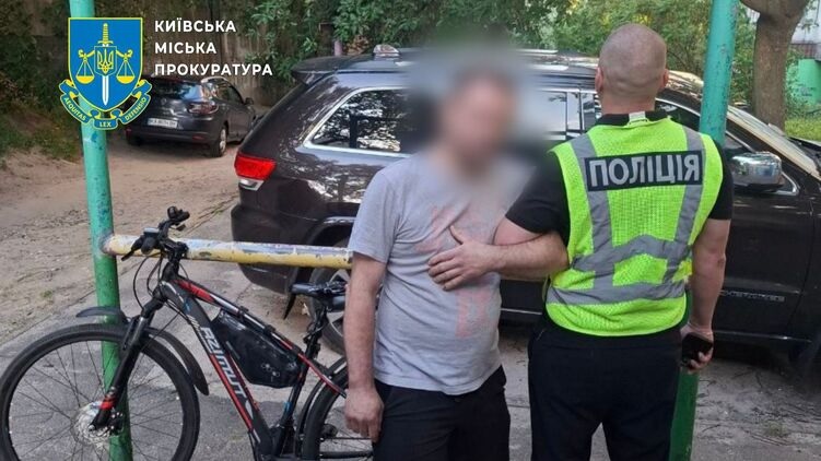 В Киеве велосипедист выстрелил в машину волонтера, потому что его облили водой из лужи