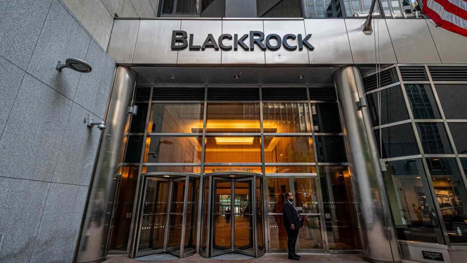 Крупнейший инвестор мира компания BlackRock приостановила привлечение средств в фонд восстановления Украины 