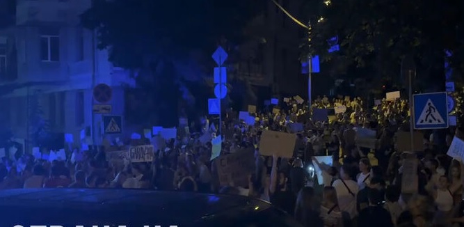 Митинги против ограничений полномочий НАБУ и САП: в Украине растет количество областей, где проходят акции протеста &#8212; соцсети