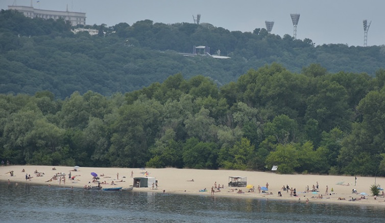 Назвали пляжи в Киеве, где качество воды безопасно для купания