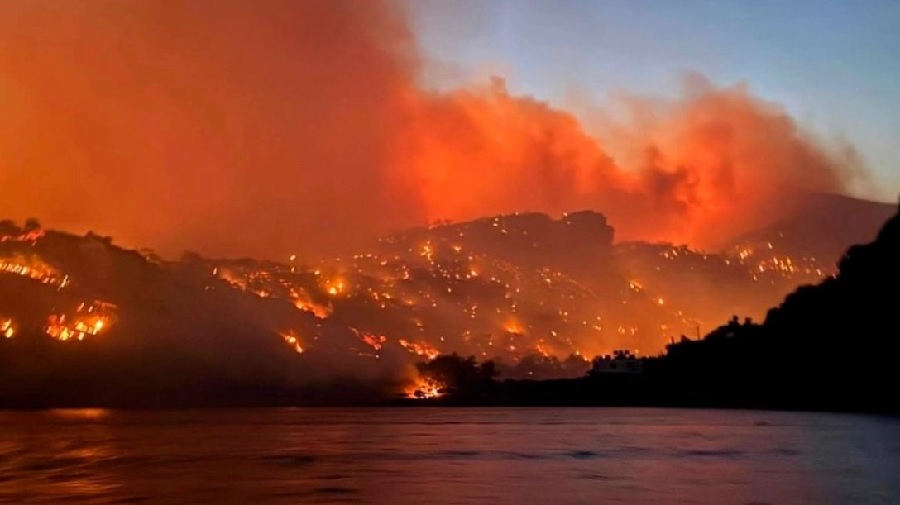 На греческом острове Крит проводится массовая эвакуация туристов из-за неконтролируемого лесного пожара