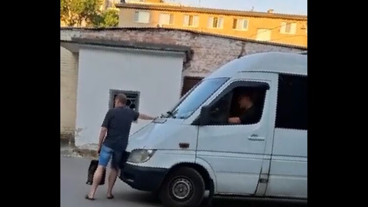 На Полтавщине гражданские освободили людей из микроавтобуса ТЦК