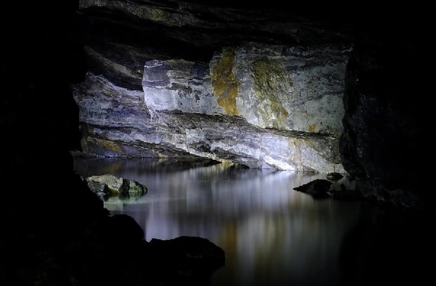 Геолог нашла древнейшую воду на Земле и выпила ее: что она почувствовала