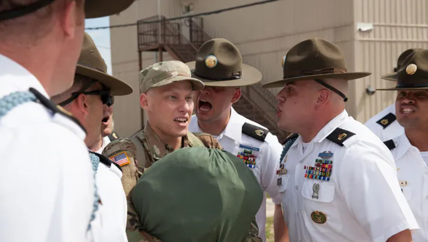 Пентагон хочет вернуть практику в военную подготовку, когда на новобранцев кричат