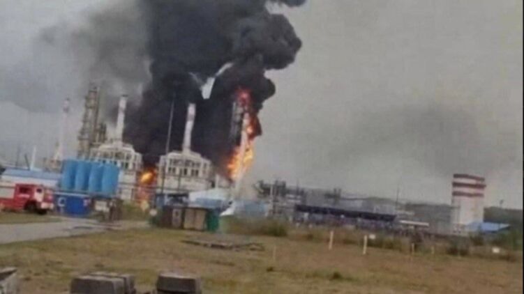 В РФ зафиксирована атака беспилотников: есть возгорания и взрывы в разных регионах