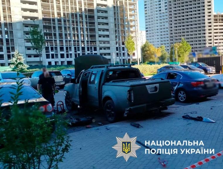 В Киеве на парковке взорвался автомобиль, окрашенный под военный