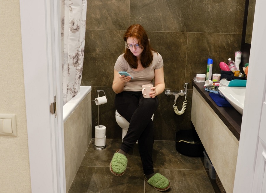 Люди закрываются в ванной комнате, чтобы побыть в тишине: кемпинг в ванной стал трендом в ТикТок и в жизни