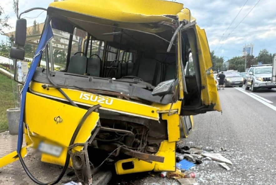 В Киеве маршрутка врезалась в автобус на остановке, есть пострадавшие