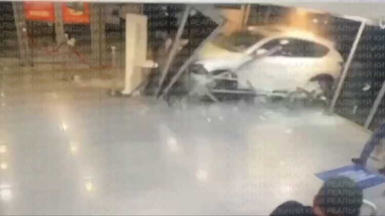 Автомобиль разбил витрину в ТЦ &#171;Оушен Плаза&#187; в Киеве