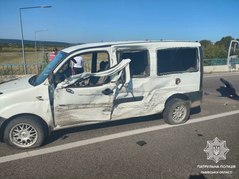 Из-за ДТП с погибшими перекрыта трасса &#171;Львов-Краковец&#187;