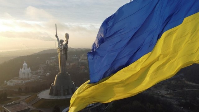 Главный флаг Украины временно приспустили из-за сильного ветра &#8212; КГГА