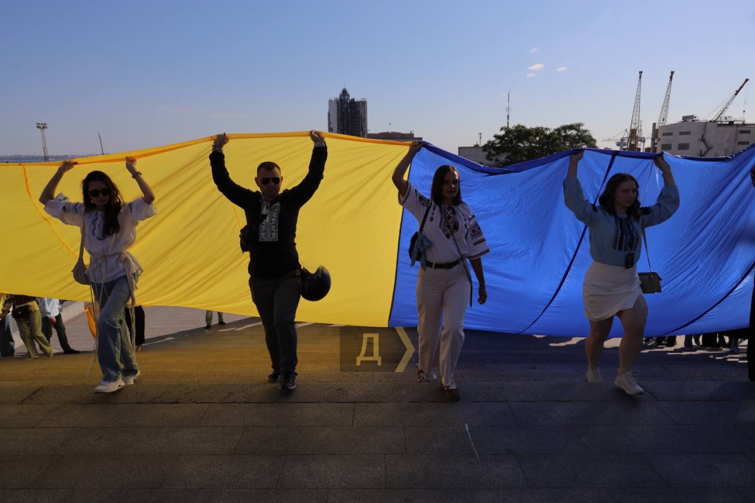 В Одессе подняли огромный флаг в День Независимости Украины: это первое масштабное мероприятие за годы войны