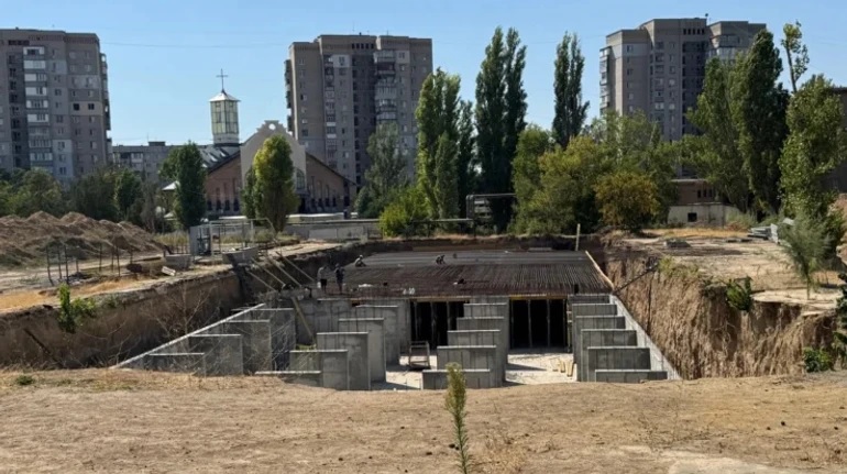 Херсон продолжает строить подземные школы, несмотря на расторгнутые договоры