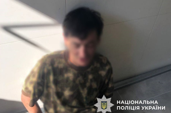 В Киеве пьяный мужчина с гранатой и пистолетом угрожал охраннику жилого комплекса