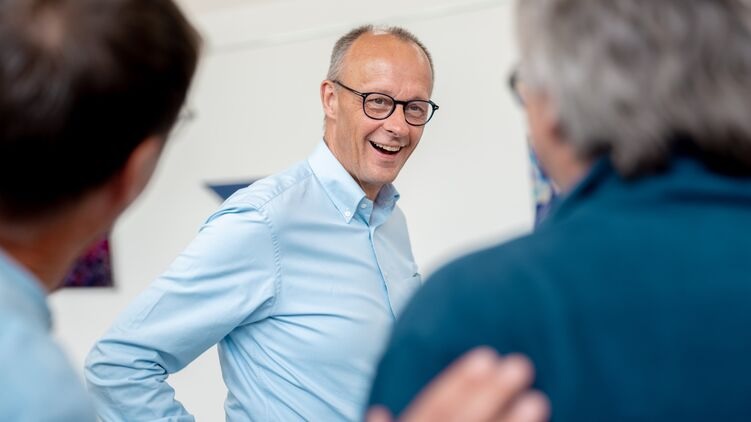 Мерц заявил, что в Германии могут ввести обязательную военную службу для женщин