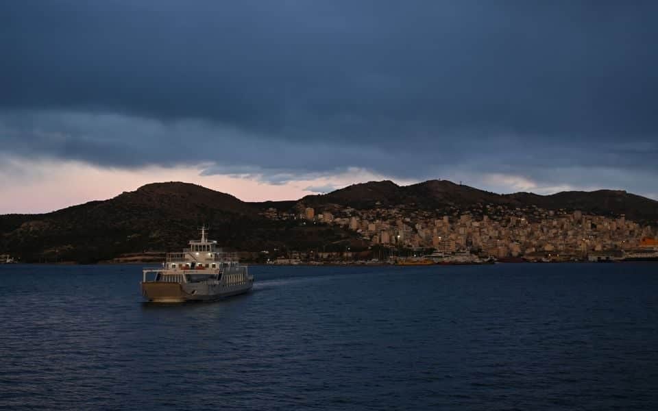 У берегов греческой Эвбеи продолжается операция по освобождению севшего на мель парома