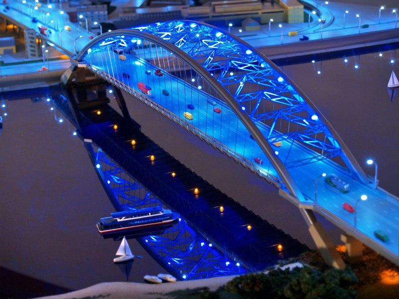 Подольский мост в Киеве подсветили сине-желтыми цветами и запустили на нем движение транспорта