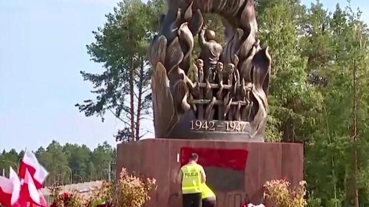 В Польше арестовали 17-летнего украинца за осквернение памятника жертвам Волынской трагедии