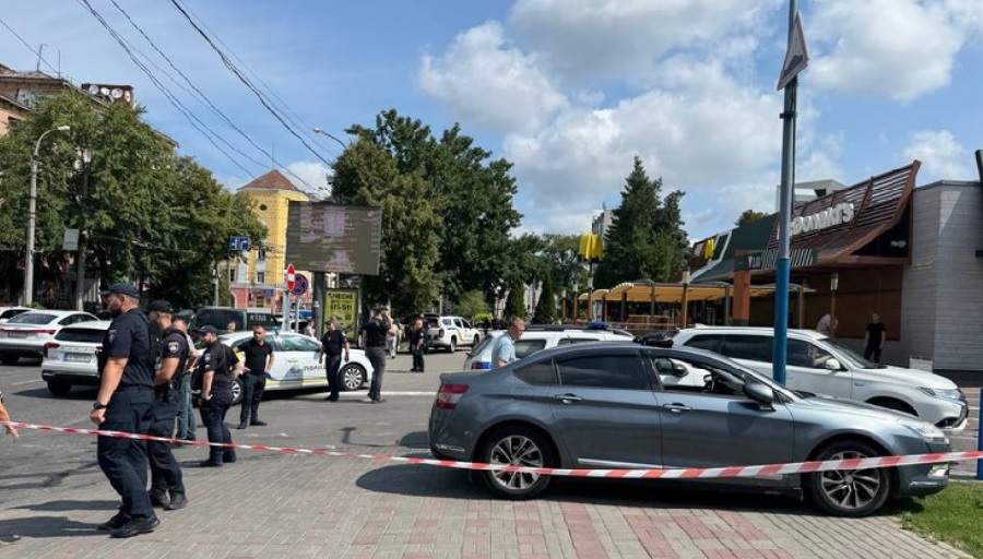 В Черкассах в &#171;Макдональдсе&#187; произошла стрельба, полиция штурмовала здание: на улицу вынесли раненого