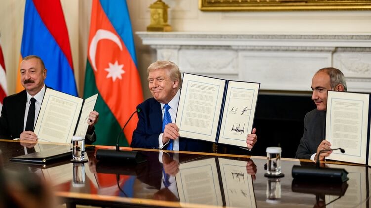 Главы Азербайджана и Армении подписали декларацию о мире в присутствии Трампа