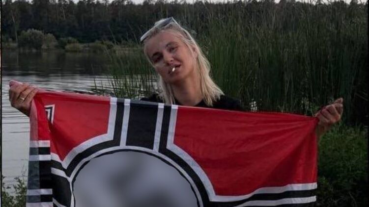 Сотрудница киевского суда снялась с флагом нацистской Германии