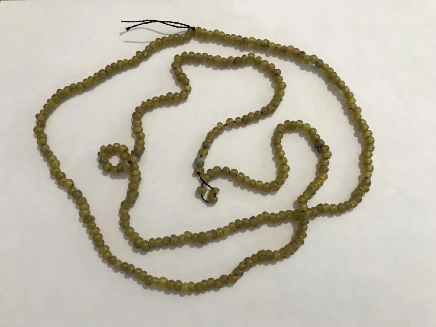 На Волыни нашли уникальное ожерелье, которому около 800 лет