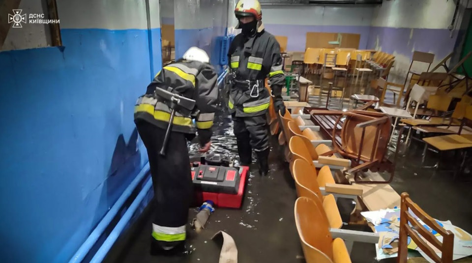 В Киевской области во время ливня затопило учебное заведение