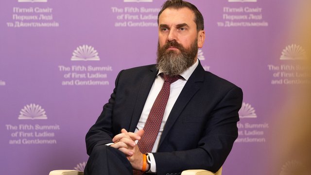 Кабмину стоит &#171;выровнять&#187; зарплаты медработников в украинских учреждениях образования &#8212; Лисовой