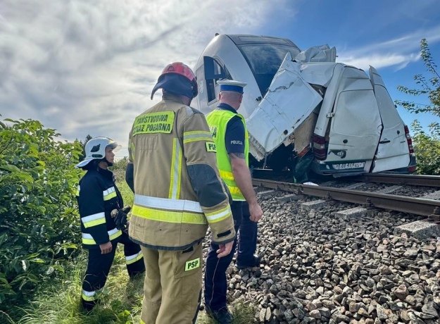 На железной дороге в Польше столкнулись микроавтобус и поезд, есть пострадавшие