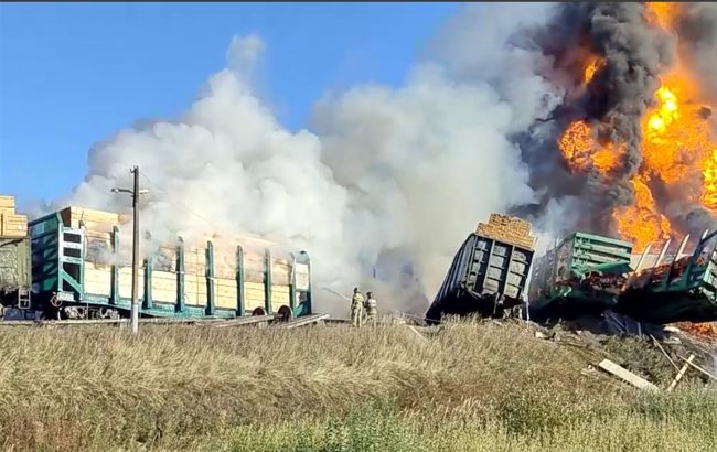 В РФ на железной дороге столкнулись автомобиль и грузовой поезд, с рельсов сошли 18 вагонов