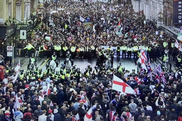 Десятки тысяч людей вышли на антииммиграционный марш и контрпротест в Лондоне