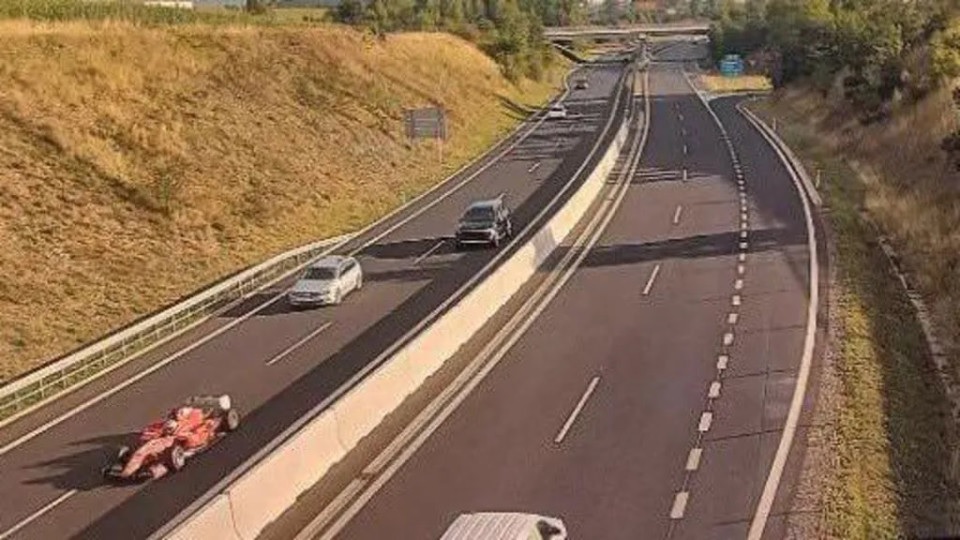 В Чехии задержали водителя Формулы-1, который годами гонял по автострадам без номеров