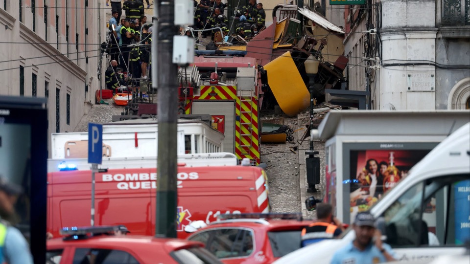 В Лиссабоне сошел с рельсов фуникулер: не менее 15 погибших