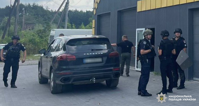 Двух мужчин застрелили в офисе автосервиса во Львовской области