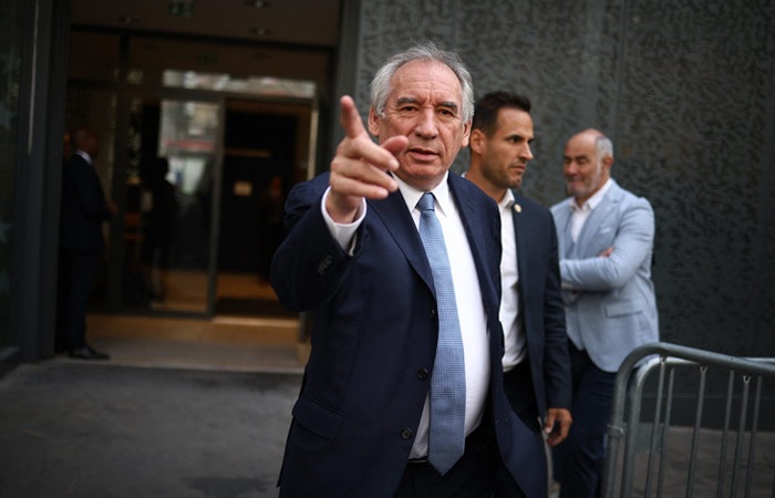 Сегодня может уйти в отставку французский премьер, после чего усилится давление на Макрона &#8212; NYT