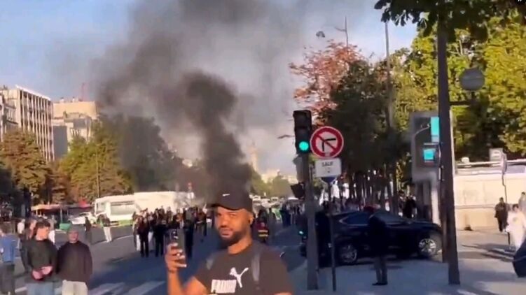 Во Франции начались протесты против действующей власти: что известно