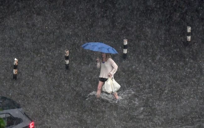 В Киеве затопило улицы после ливневого дождя