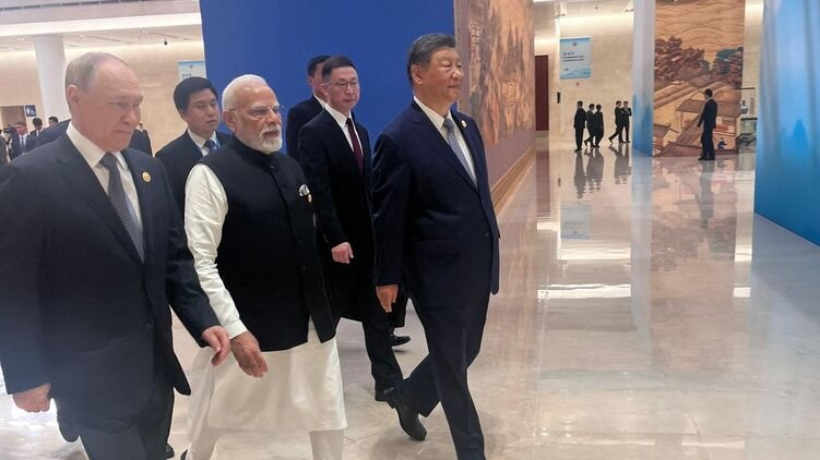 Си Цзиньпин на саммите ШОС призвал Россию, Индию и другие страны бросить вызов Западу &#8212; FT