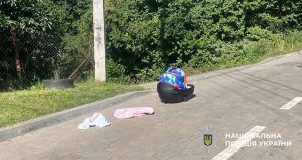 Во Львове отец забыл люльку с младенцем на крыше авто: она упала во время движения