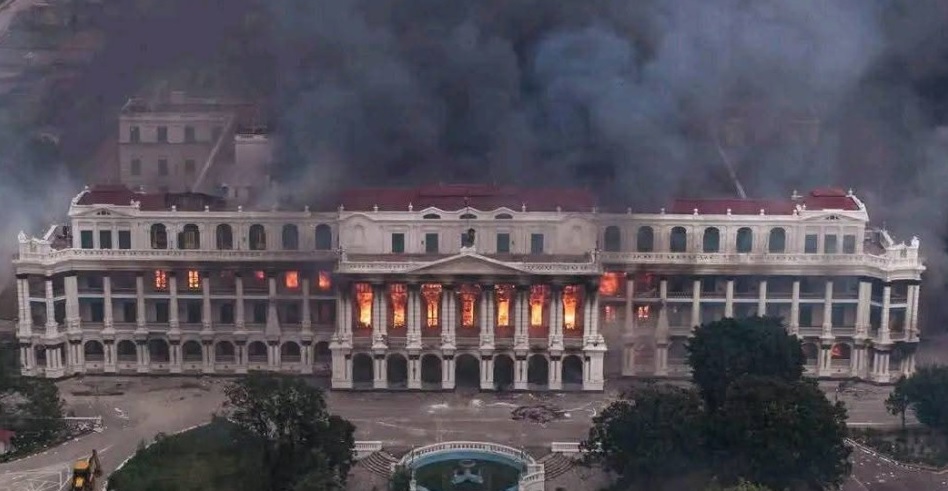 Протестующие сожгли здание парламента в Непале