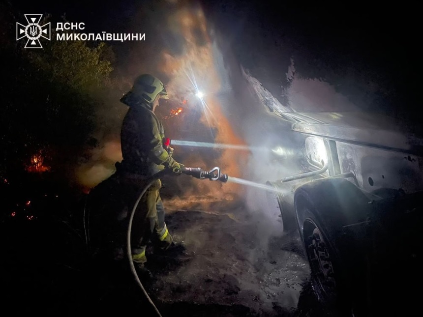 В Николаевской области на ходу загорелся прицеп: огонь перекинулся на траву на обочине дороги